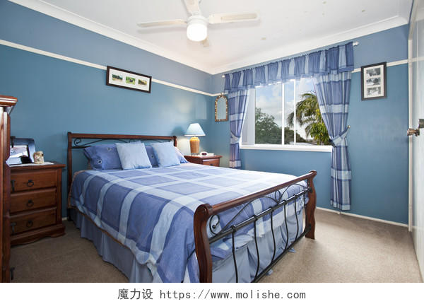 蓝色调清新的卧室图片